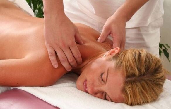 Massage vun der Gebärmutterkierper mat Osteochondrosis