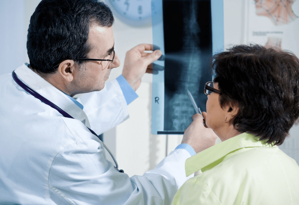 En Neurolog diagnostizéiert Osteochondrose mat Radiographie vun der Wirbelsäule